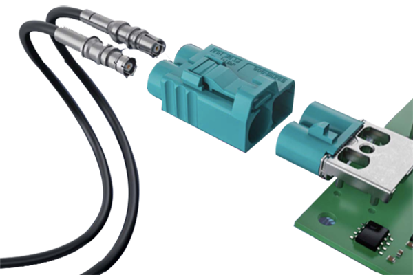 汽車射頻線束是指用于傳輸無線電信號的電線束，通常位于汽車內(nèi)部。它通常由多根電線組成，包括信號線、電源線和地線等。這些電線通過一定的結(jié)構(gòu)形式將它們組織在一起，以便更好地傳輸信號和減少干擾。