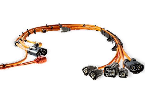 新能源高壓線束是指用于傳輸高壓電力和信號的電線束，通常用于電動汽車、混合動力汽車和其他新能源設(shè)備中。與傳統(tǒng)汽車相比，新能源車輛使用更高電壓的電力系統(tǒng)，因此需要使用高壓線束來傳輸電能。